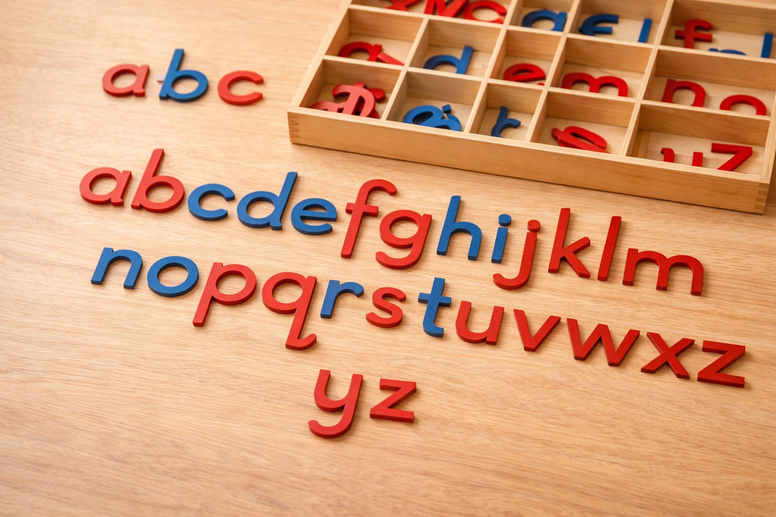 Alphabet mobile Montessori en bois, consonnes rouges et voyelles bleues