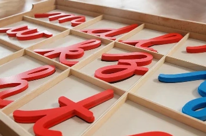 Alphabet mobile en bois, lettres cursives rouges et bleues